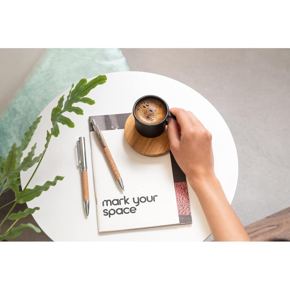 Esferográfica em cortiça e alumínio com clipe. Até 1,5 km de escrita. Fornecida com embalagem presente em cartão. ø9 x 139 mm | Bolsa: 155 x 40 mm - Imagem 4